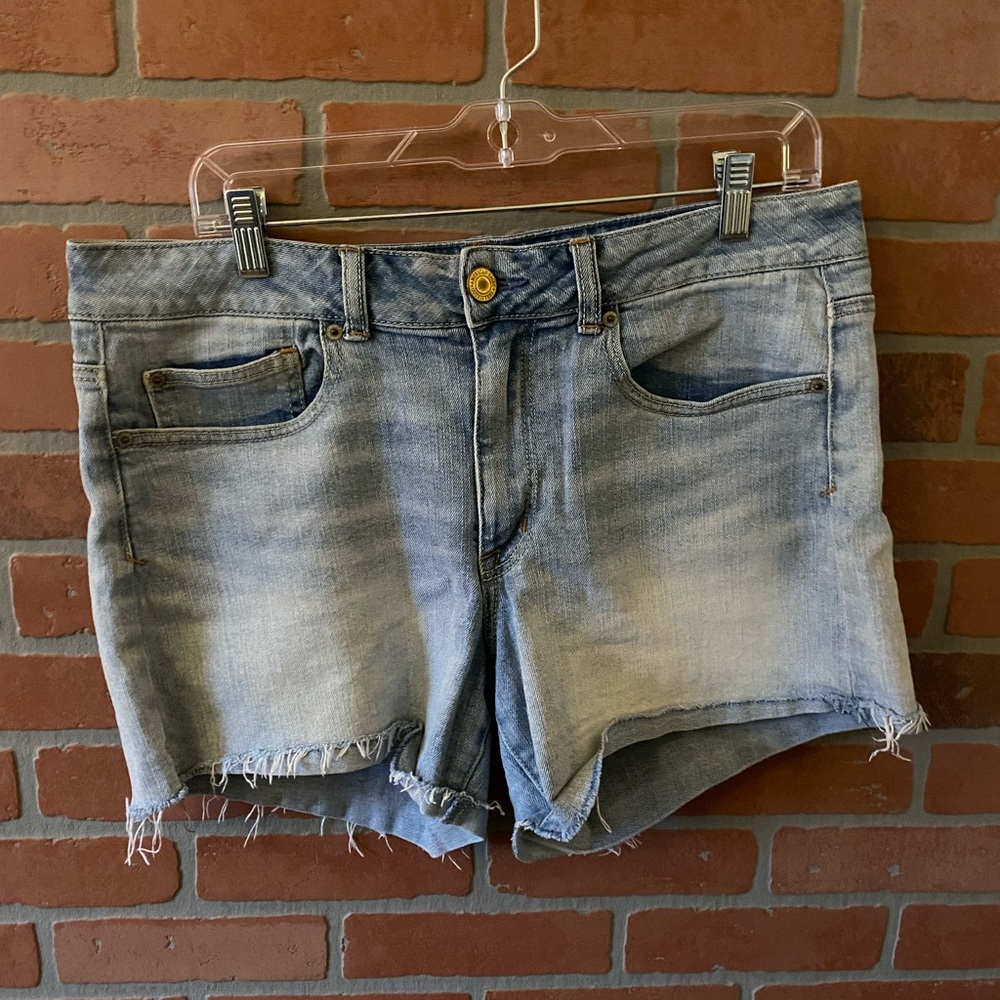 American eagle light wash midi stretch Jean short size 14